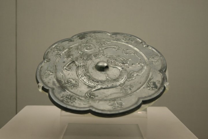 Tang_Dynasty_bronze_mirror_with_dragon