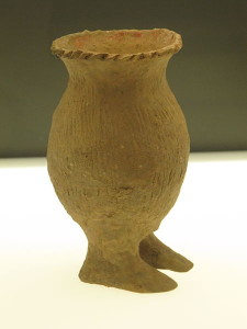 Jar on two human feet, earthenware (China, Gansu or Qinghai Province, perhaps Qijia Culture, 2nd millennium BC). Permanent Loan, Meiyintang Foundation, Inv. MYT 2095, Rietberg Museum, Zurich. 